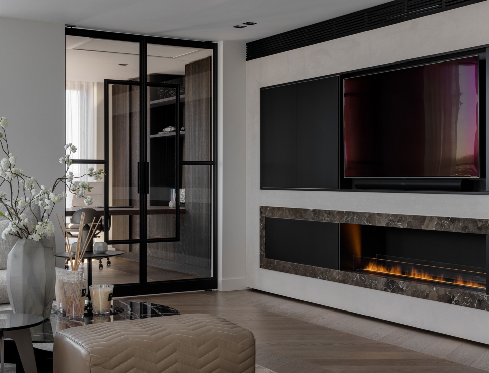 Zwarte stalen dubbele taatsdeuren met glas, geplaatst in een modern interieur met elektrische haard.