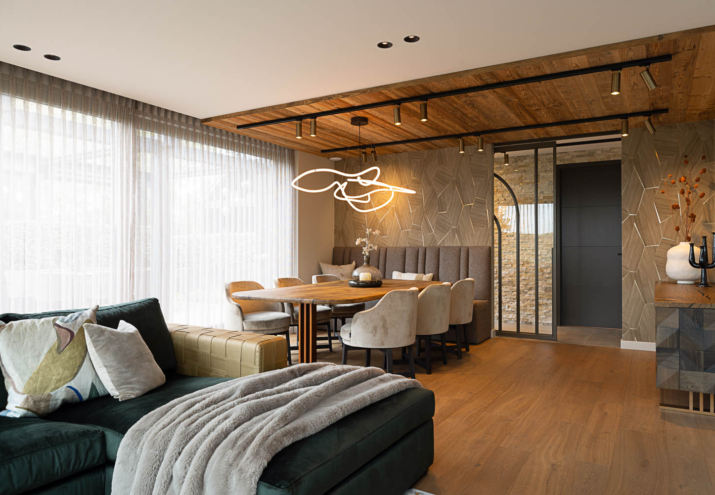 Bronzen stalen deur met glas als stijlvolle eyecatcher in modern interieur.