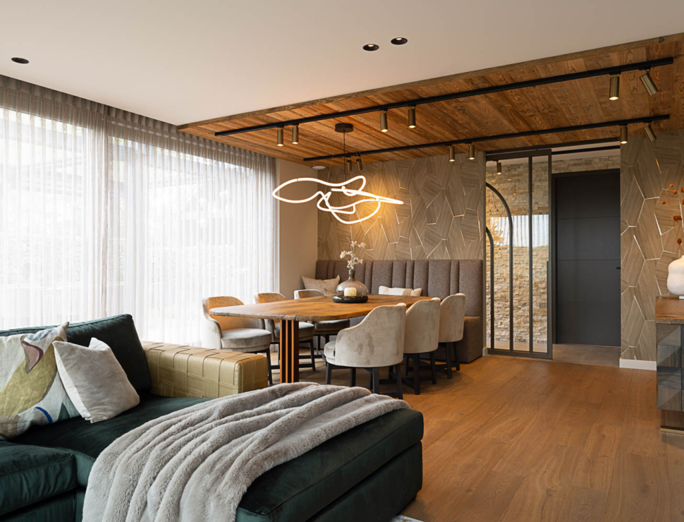 Bronzen stalen deur met glas als stijlvolle eyecatcher in modern interieur.