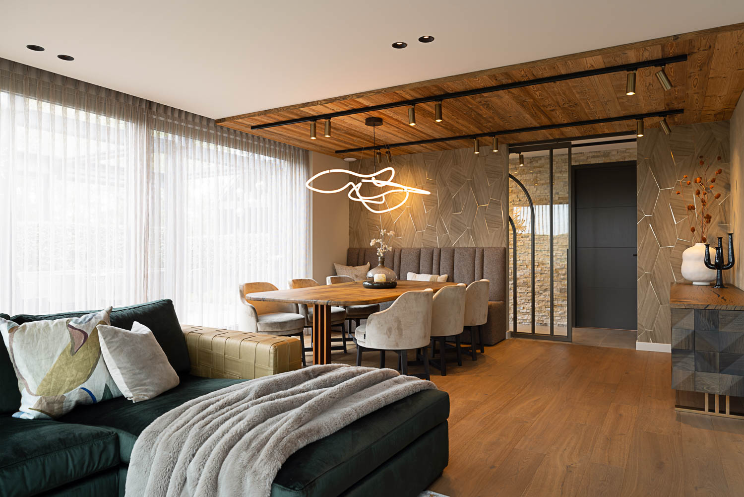 Bronzen stalen deur met glas als stijlvolle eyecatcher in modern interieur.
