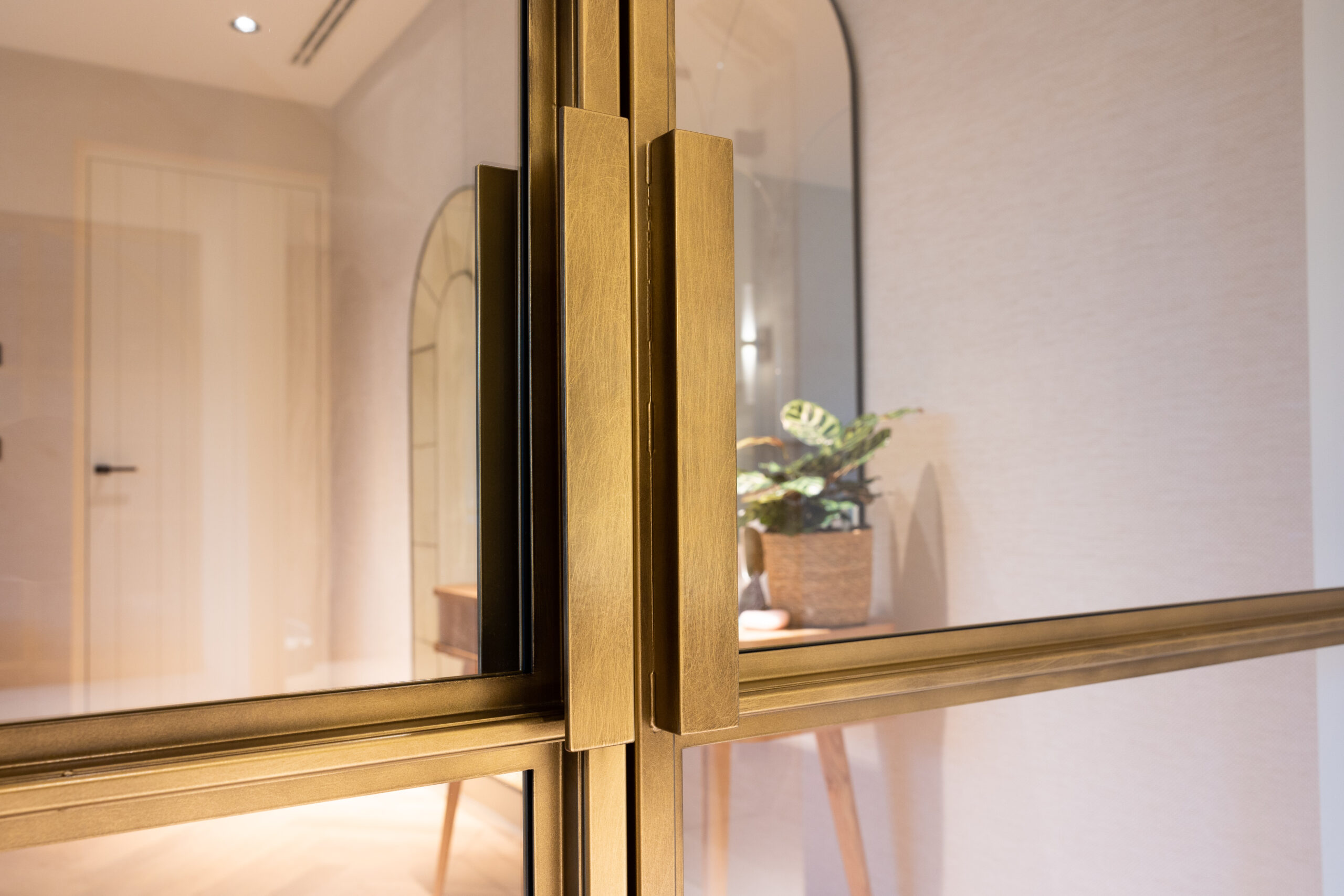 Exclusieve messing stalen deuren, detail van een handgreep.