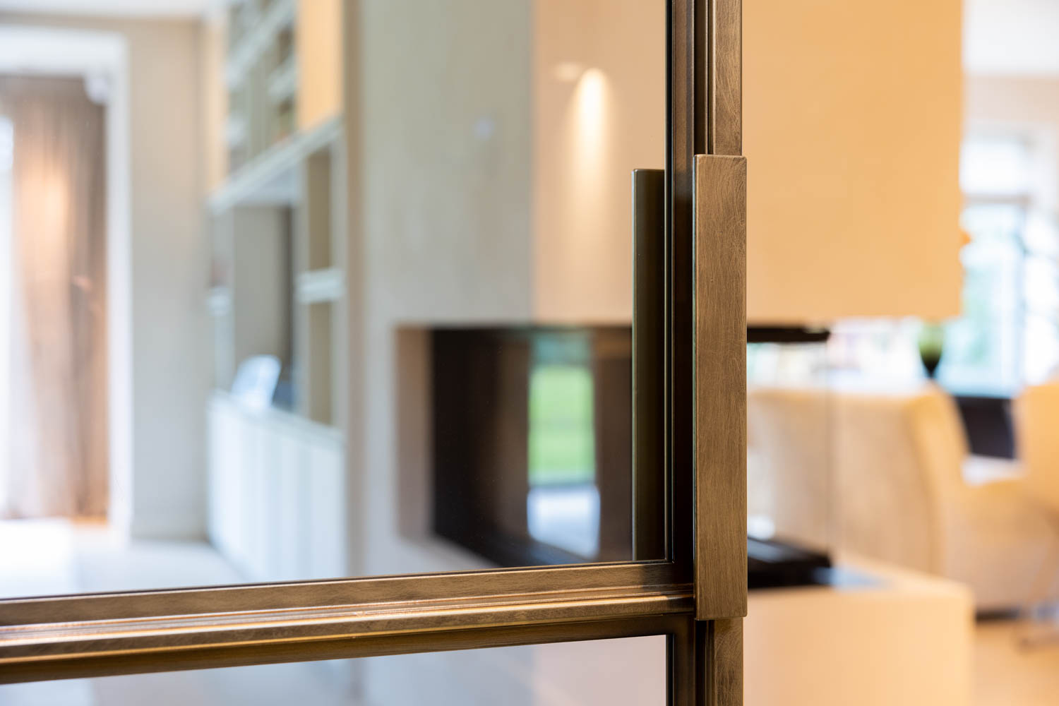 Detailopname van messing stalen handgreep op stalen deur.