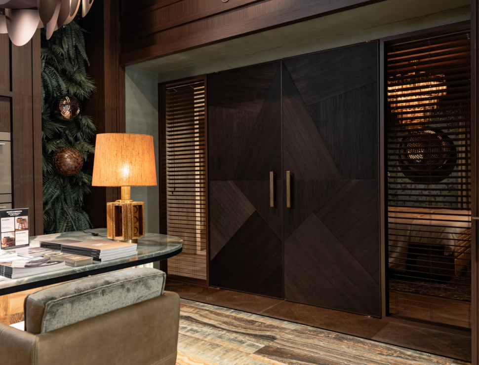 Rohe taatsdeuren met Railings Bog Oak houten panelen en warme afwerking.