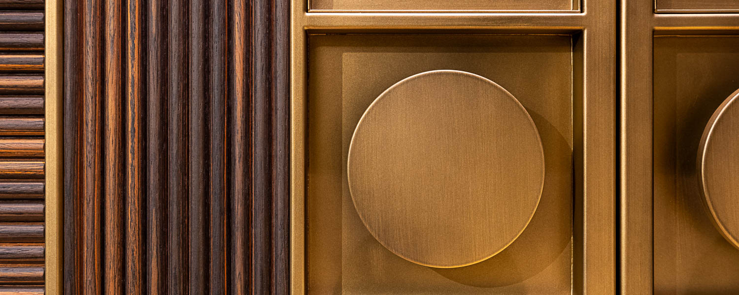 Warmte En Contrast; Stalen Deuren En Houten Accenten
