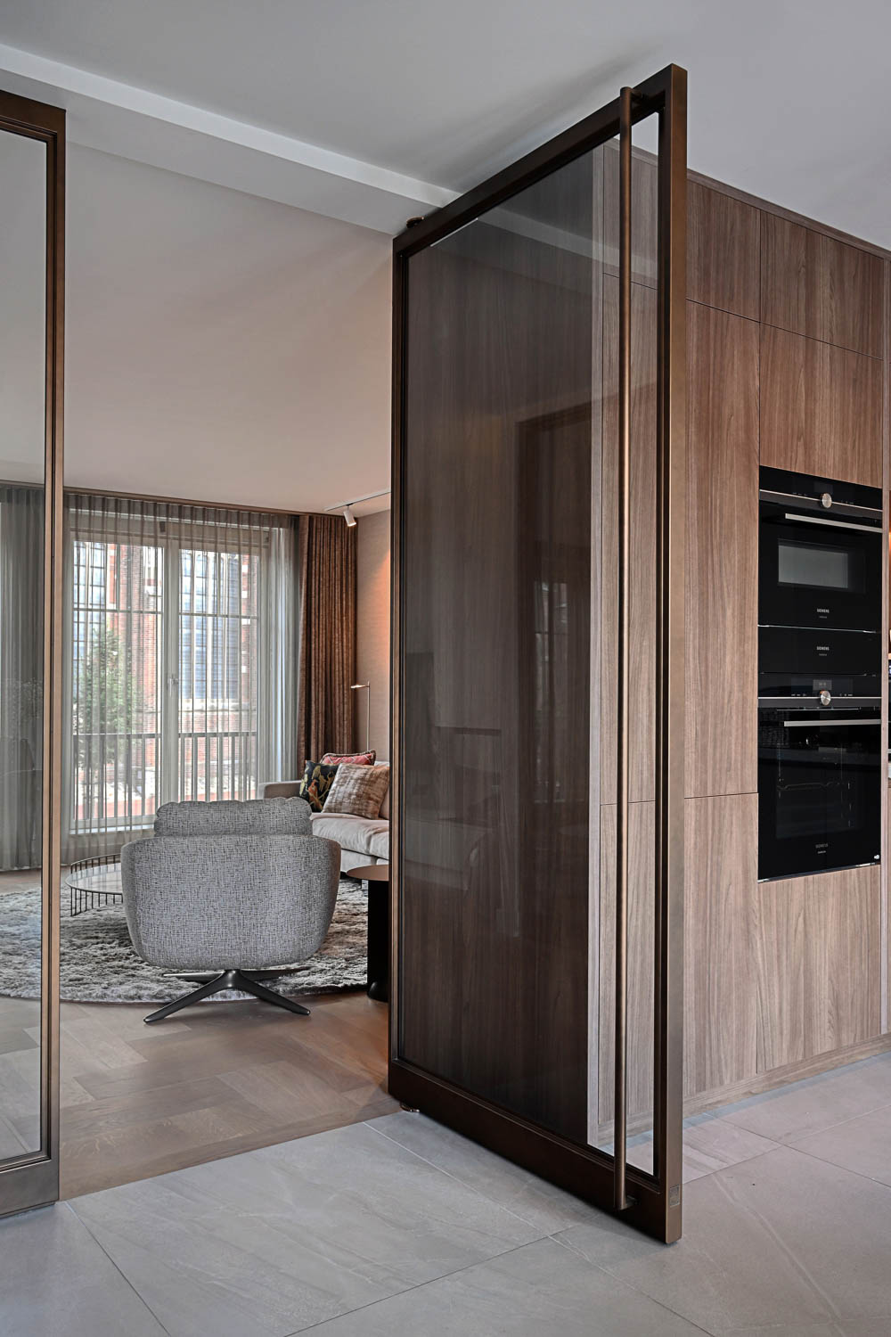 Bronzen stalen taatsdeur met glas in luxe interieur met luxe meubels.