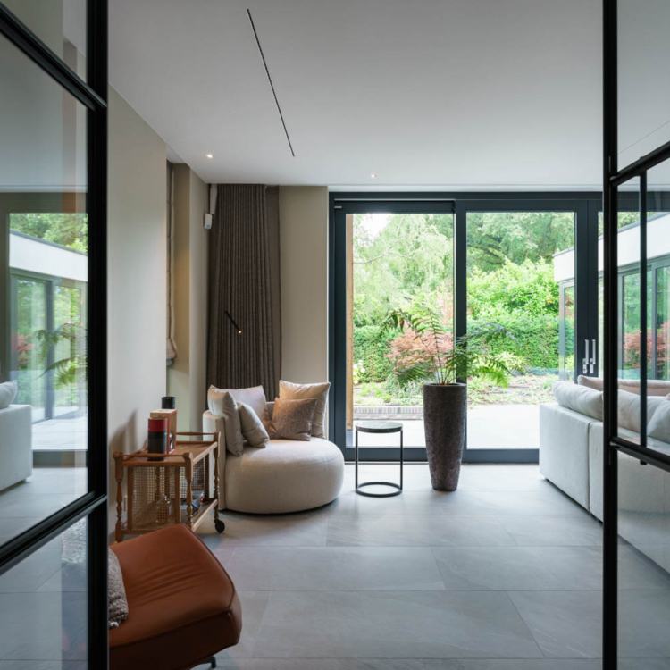 Tijdloos interieur met stalen deuren + balustrade