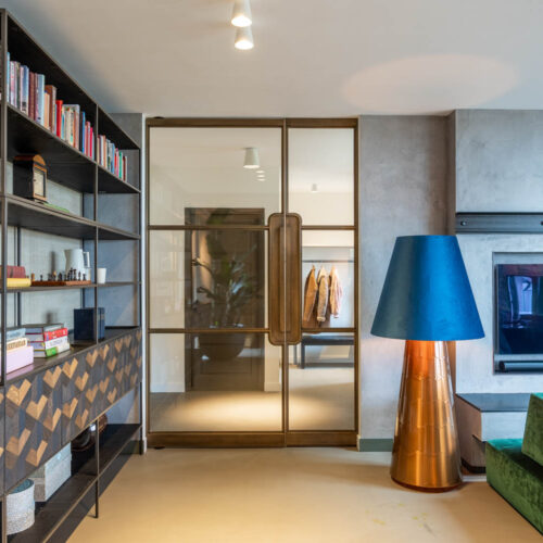 Stalen deuren in inspirerende woning Zandvoort met ontwerp van Osiris Hertman