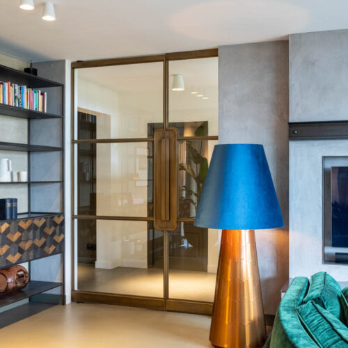 Stalen deuren in inspirerende woning Zandvoort, ontwerp van Osiris Hertman