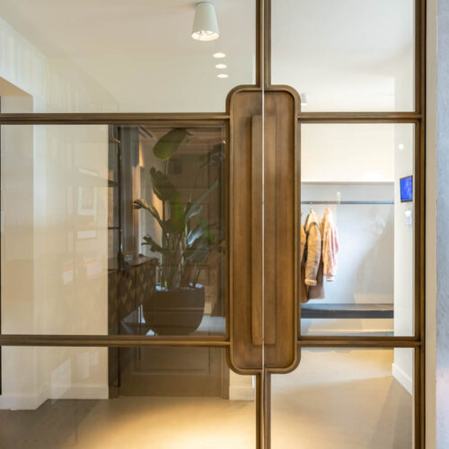 Stalen deuren in inspirerende woning Zandvoort, handgreep Royor coatings