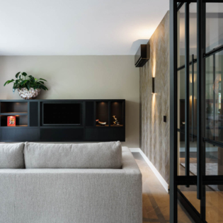 Tijdloos interieur met stalen deuren + balustrade