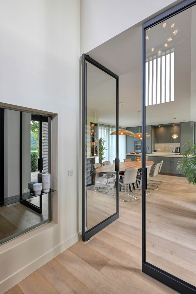 Stalen deuren in villa met erg mooi lichtinval